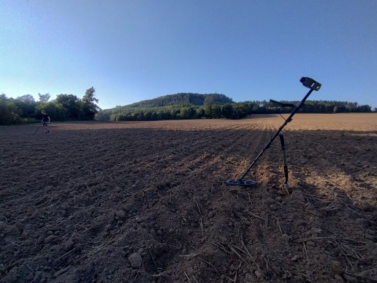 Detektor kovů Minelab X-Terra a Equinox 800 na poli